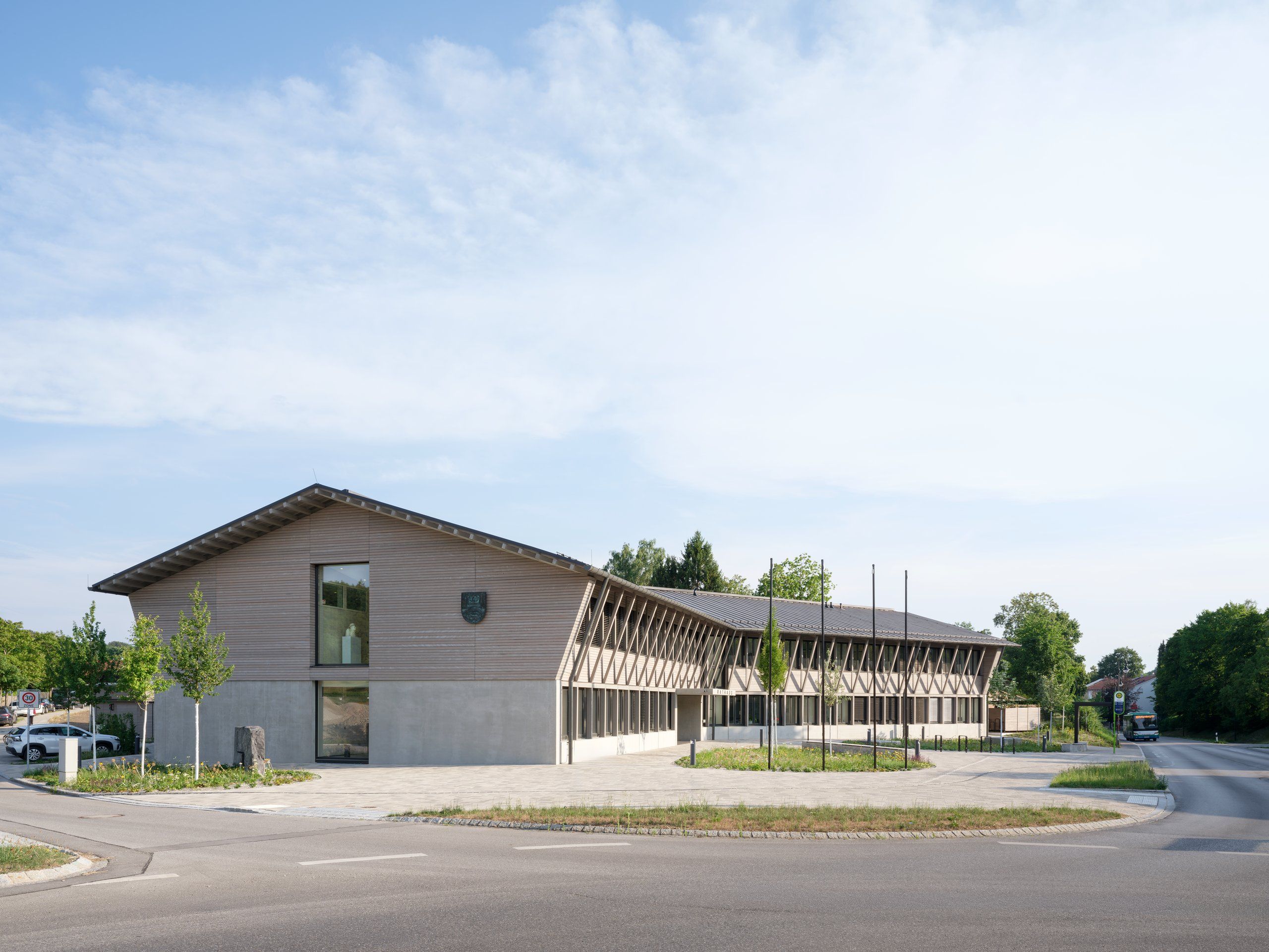 Neues Rathaus der Gemeinde Berg am Starnberger See, Holzkonstruktion mit Satteldächern