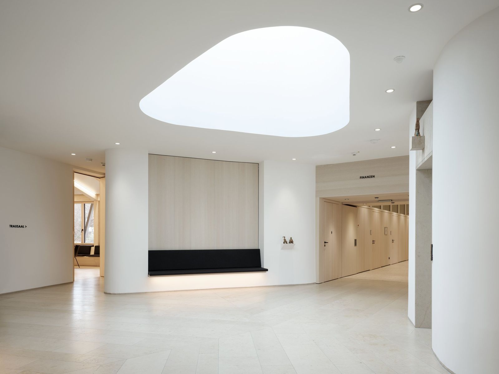 Foyer des Rathauses Berg mit abgerundetem Oberlicht und hellen Wandflächen